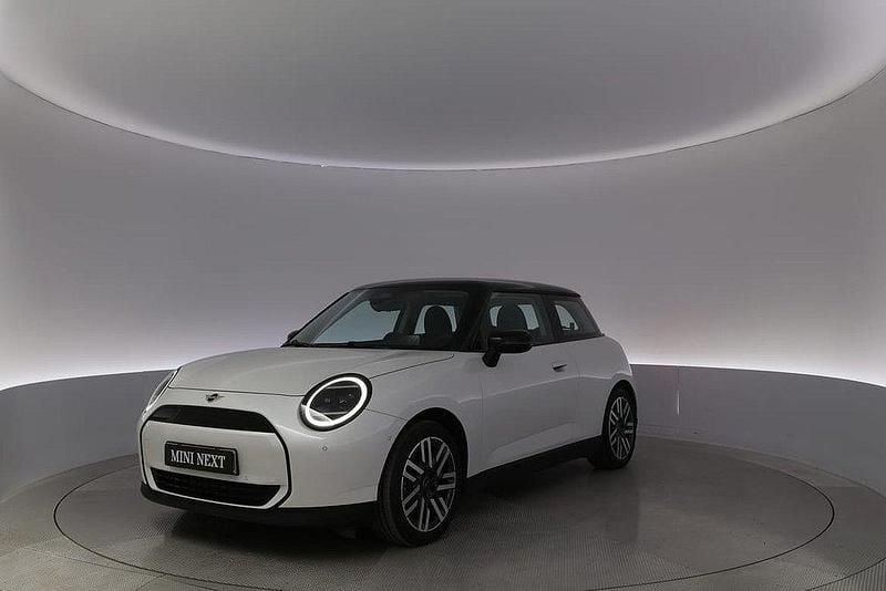 Vit Begagnad 2024 Mini Cooper Classic Halvkombi | 339 900 kr (Marknadspris) - Bild 1/4