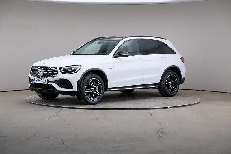 Vit Begagnad 2021 Mercedes GLC300e AMG line SUV | 439 000 kr (Marknadspris) - Bild 1/4