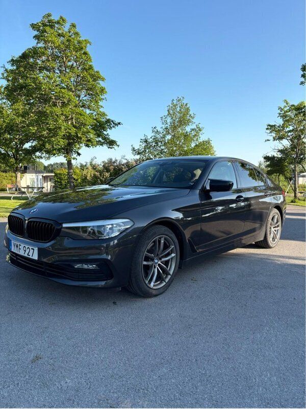 Grå Begagnad 2017 BMW 520 Sport Line Sedan | 260 000 kr (Lite dyr) - Bild 1/4