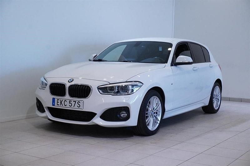 Vit Begagnad 2019 BMW 120 M Sport Halvkombi | 234 900 kr (Marknadspris) - Bild 1/4