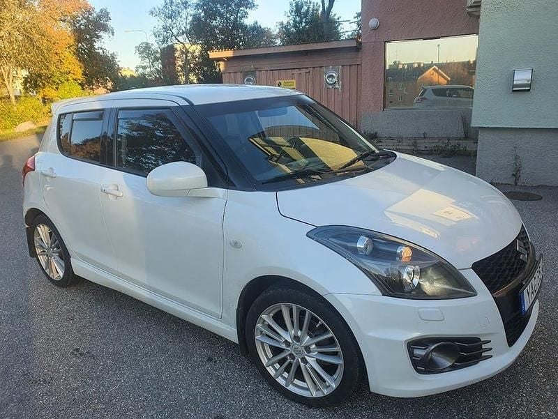 Vit metallic Begagnad 2015 Suzuki Swift Sport Halvkombi | 79 000 kr (Marknadspris) - Bild 1/4