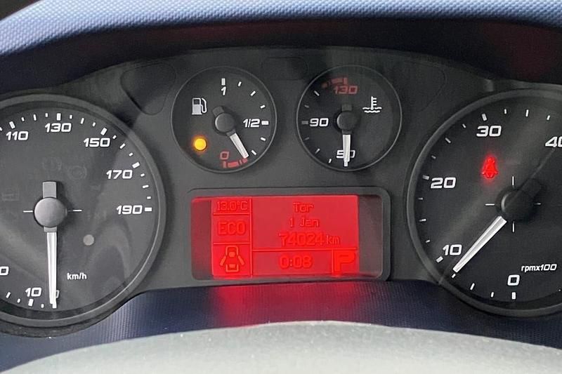 Vit Begagnad 2017 Iveco Daily Van | 199 900 kr (Marknadspris) - Bild 1/3