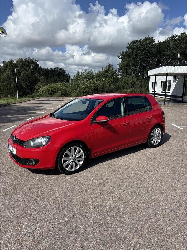 Röd Begagnad 2010 VW Golf VI Edition Halvkombi | 73 000 kr (Marknadspris) - Bild 1/4
