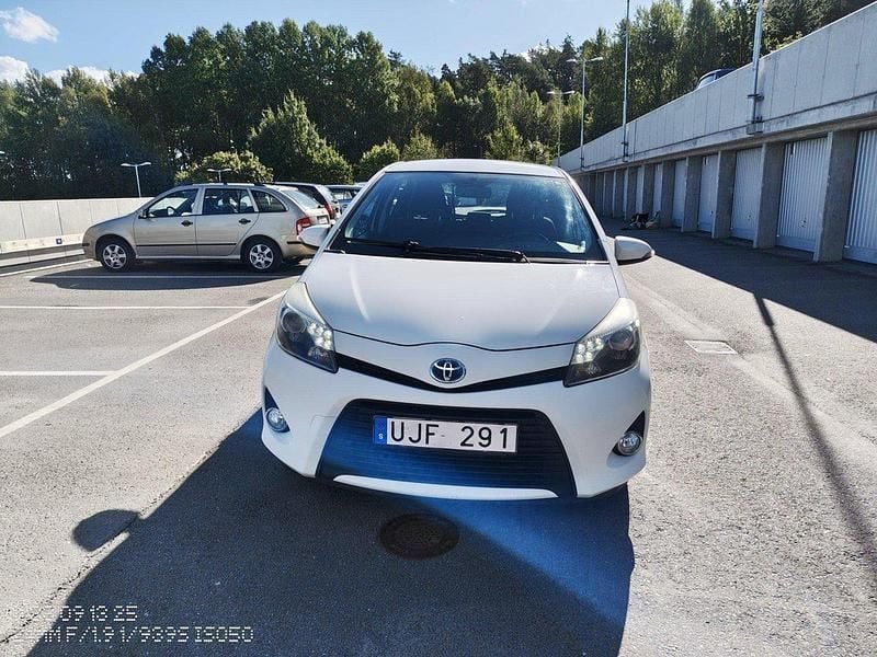 Vit Begagnad 2013 Toyota Yaris Hybrid Active Halvkombi | 105 000 kr (Lite dyr) - Bild 1/4