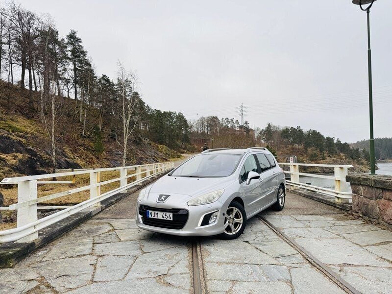 Ljusgrå (grå) Begagnad 2013 Peugeot 308 Kombi | 59 900 kr (Marknadspris) - Bild 1/4
