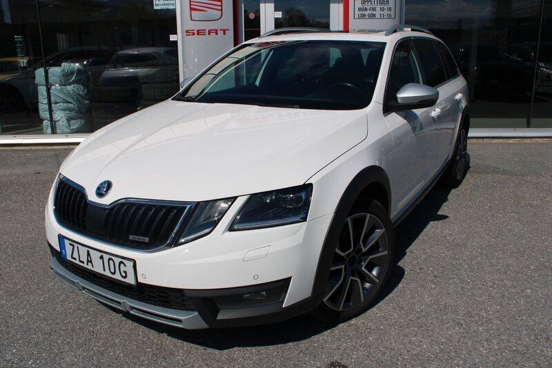 Vit Begagnad 2020 Skoda Octavia Scout Kombi | 169 900 kr - Bild 1/4