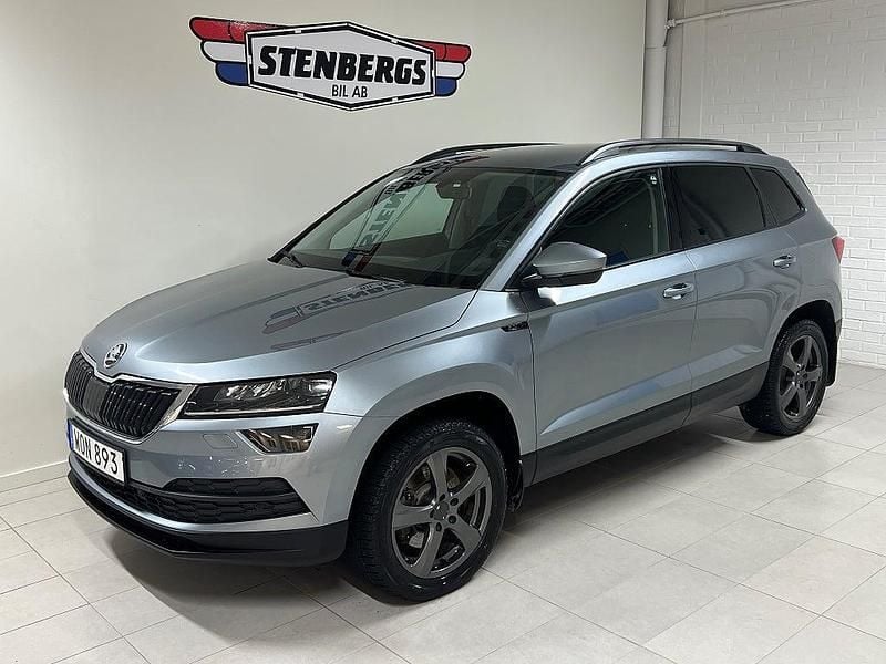 Grå Begagnad 2018 Skoda Karoq Style SUV | 209 900 kr (Marknadspris) - Bild 1/4