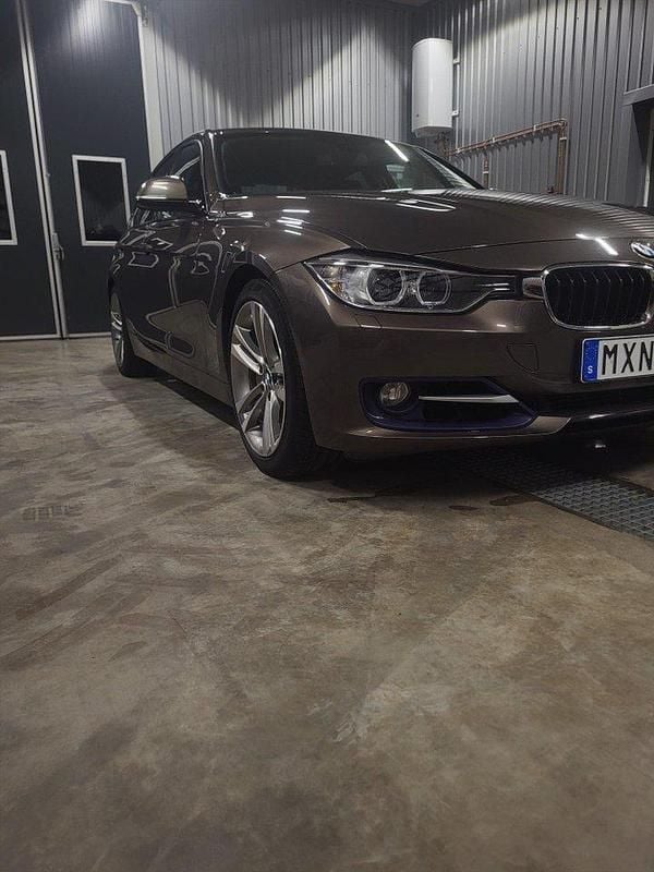 Brun Begagnad 2013 BMW 335 Sedan | 230 000 kr (Bra pris) - Bild 1/4