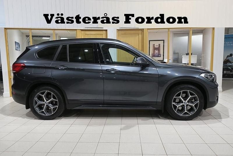 Grå Begagnad 2020 BMW X1 Sport Line SUV | 269 900 kr (Marknadspris) - Bild 1/3