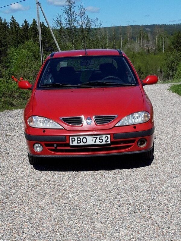 Röd Begagnad 2000 Renault Mégane Halvkombi | 10 000 kr - Bild 1/4