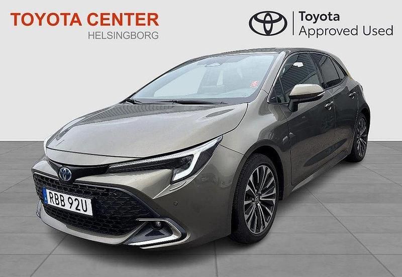 Grön Begagnad 2024 Toyota Corolla Hybrid Style Halvkombi | 309 900 kr (Marknadspris) - Bild 1/3