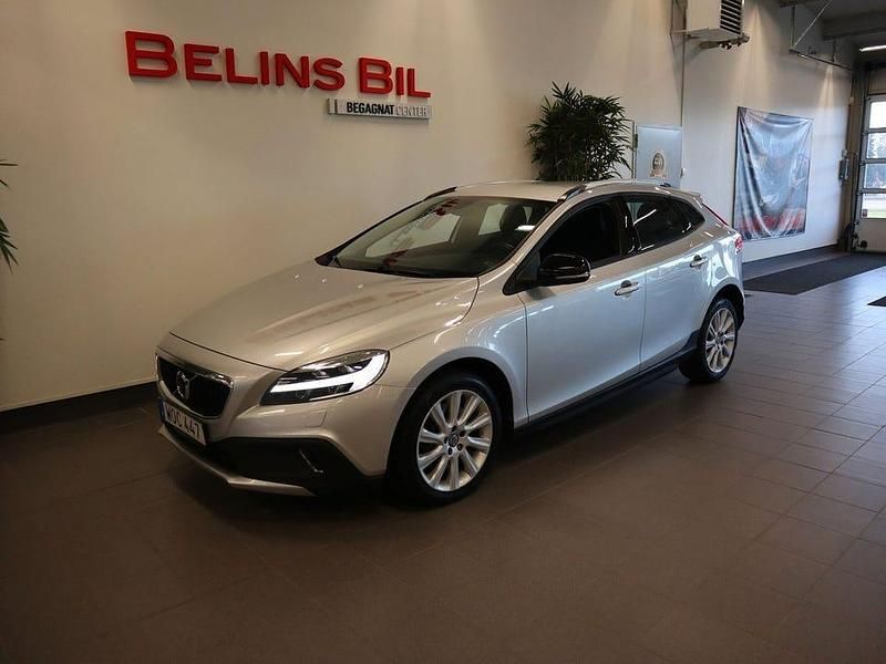 Silver Begagnad 2018 Volvo V40 CC Momentum Kombi | 164 500 kr (Marknadspris) - Bild 1/4