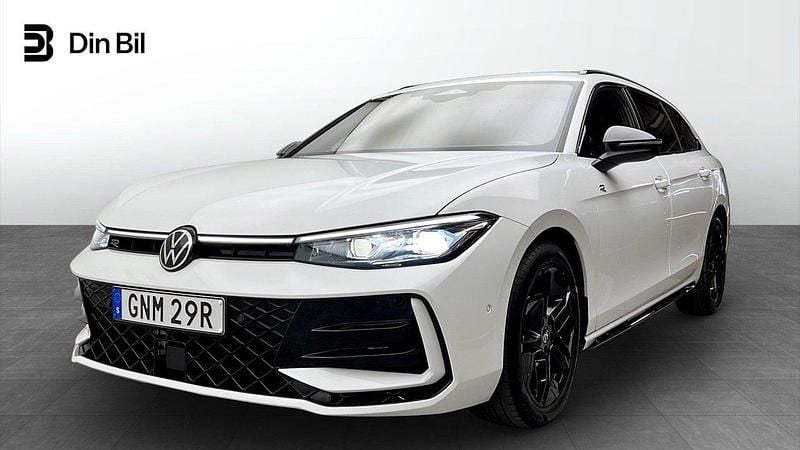 Vit Begagnad 2024 VW Passat R-line Kombi | 479 900 kr - Bild 1/4