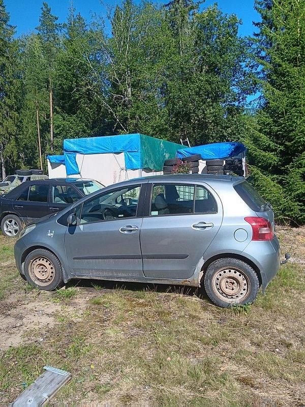 Grå Begagnad 2006 Toyota Yaris Halvkombi | 4 000 kr - Bild 1/2