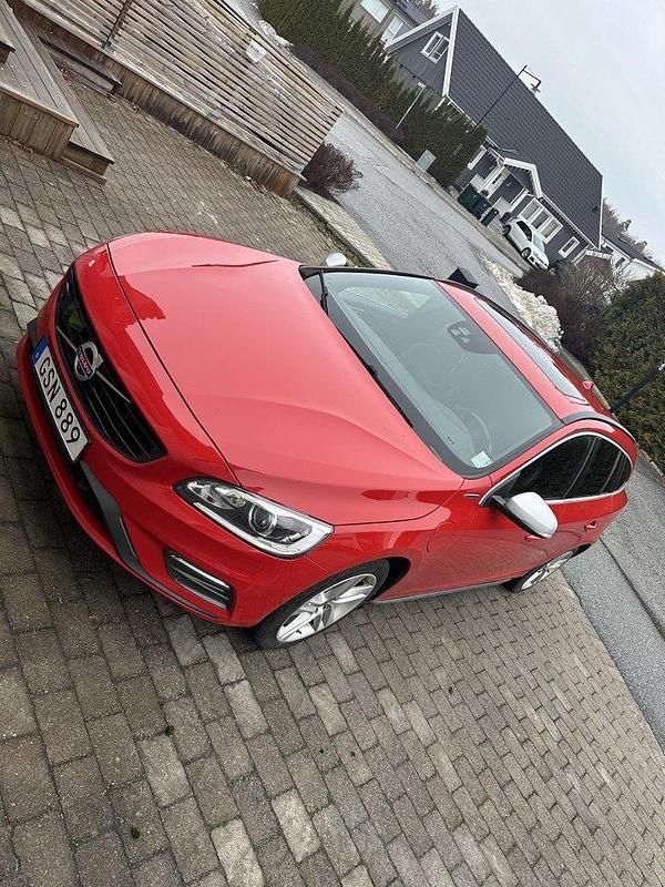 Röd Begagnad 2017 Volvo V60 R-Design Kombi | 189 000 kr (Lite dyr) - Bild 1/4
