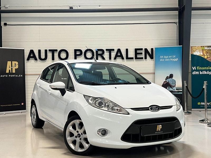 Vit Begagnad 2011 Ford Fiesta Titanium Halvkombi | 49 900 kr (Lite dyr) - Bild 1/4