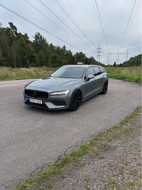 Grå Begagnad 2019 Volvo V60 Momentum Kombi | 215 000 kr (Marknadspris) - Bild 1/4