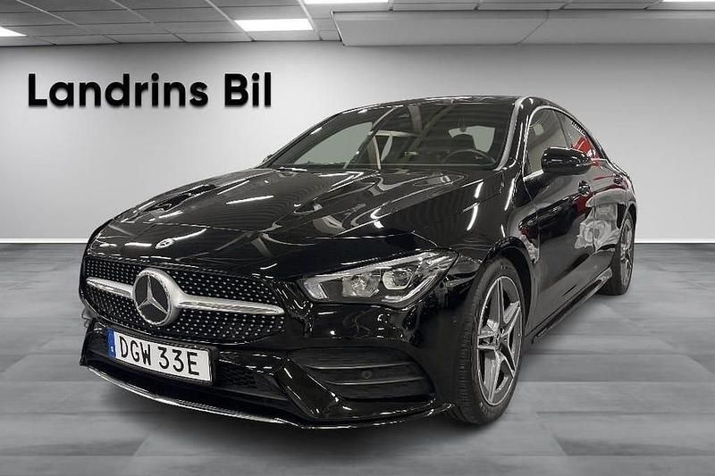 Svart Begagnad 2022 Mercedes CLA200 AMG line Sportkupé | 319 000 kr (Bra pris) - Bild 1/4