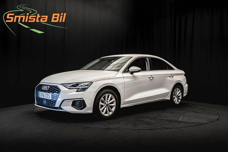 Vit Begagnad 2023 Audi A3 Sedan | 288 900 kr (Marknadspris) - Bild 1/3