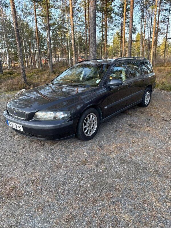 Svart Begagnad 2001 Volvo V70 Kombi | 10 000 kr (Superpris) - Bild 1/4