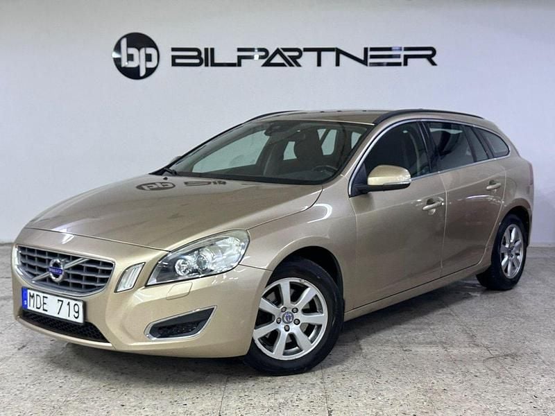 Ljusbrun Begagnad 2011 Volvo V60 Momentum Kombi | 89 900 kr (Marknadspris) - Bild 1/4