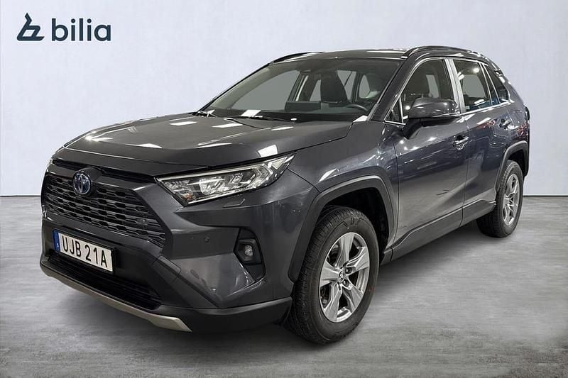 Mörkgrå (grå) Begagnad 2024 Toyota RAV4 Hybrid Active SUV | 389 900 kr (Bra pris) - Bild 1/4