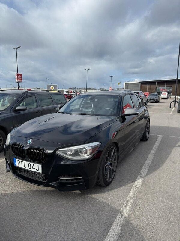 Svart Begagnad 2013 BMW M135 Halvkombi | 179 500 kr (Bra pris) - Bild 1/4