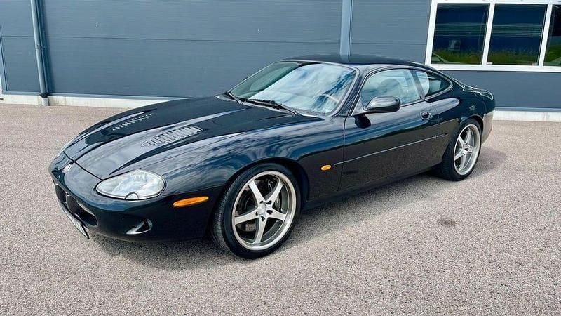 Begagnad Jaguar XK R 364 HK (267 kW) 2000 Svart Sportkupé