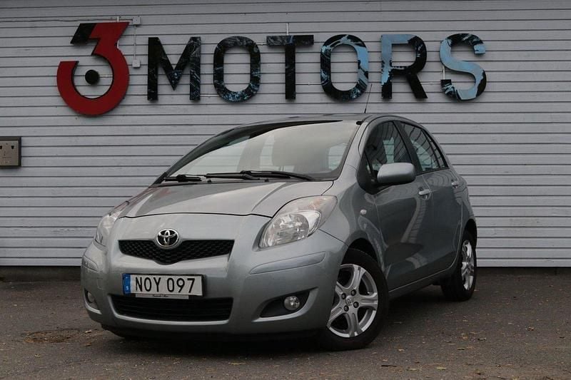 Grå Begagnad 2011 Toyota Yaris Halvkombi | 59 900 kr (Marknadspris) - Bild 1/4