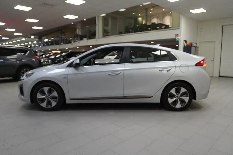 Begagnad Hyundai Ioniq Premium 100 kW (136 HK) 2018 Lgrå Halvkombi