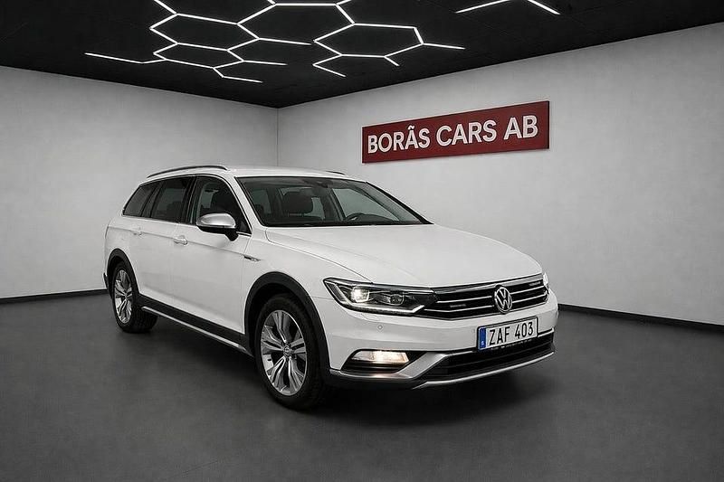 Vit Begagnad 2017 VW Passat Alltrack Kombi | 179 900 kr (Marknadspris) - Bild 1/4