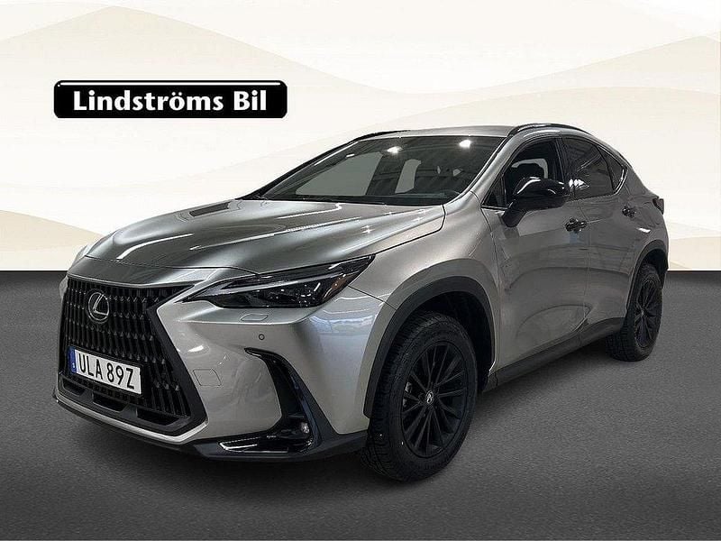 Ljusgrå Begagnad 2024 Lexus NX450h+ SUV | 634 900 kr (Lite dyr) - Bild 1/3