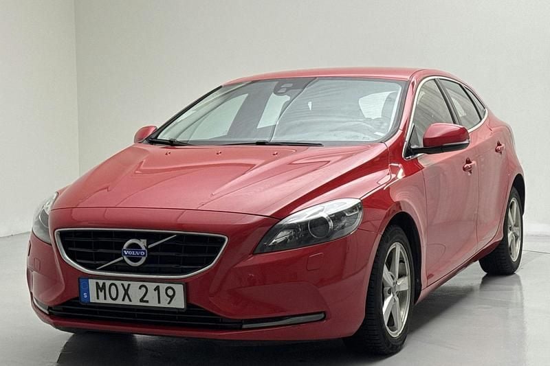 Begagnad Volvo V40 Momentum 120 HK (88 kW) 2015 Röd