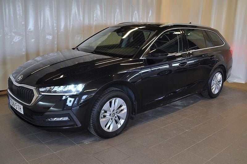 Svart Begagnad 2023 Skoda Octavia Kombi | 259 000 kr (Marknadspris) - Bild 1/4