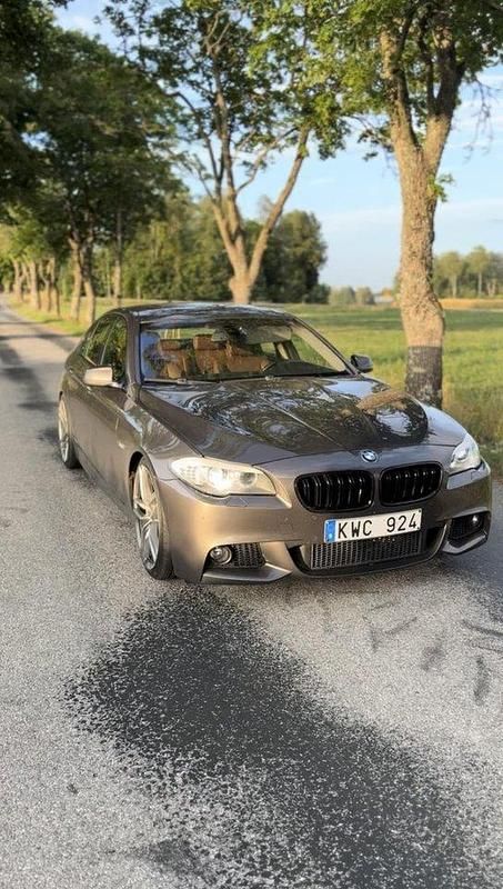 Brun Begagnad 2011 BMW 550 Sedan | 200 000 kr - Bild 1/2
