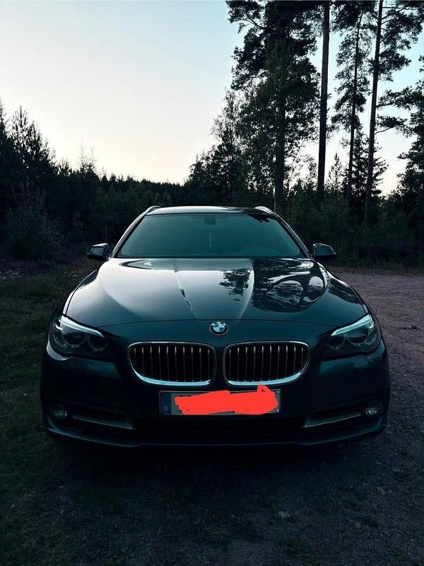 Grå Begagnad 2016 BMW 520 Kombi | 155 000 kr (Marknadspris) - Bild 1/4