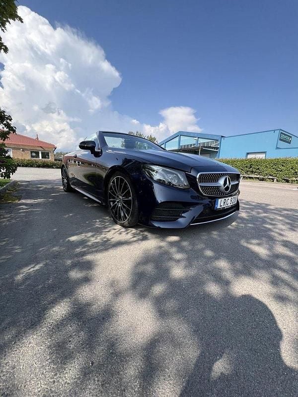 Blå Begagnad 2018 Mercedes E220 AMG line Cab | 359 000 kr (Bra pris) - Bild 1/4