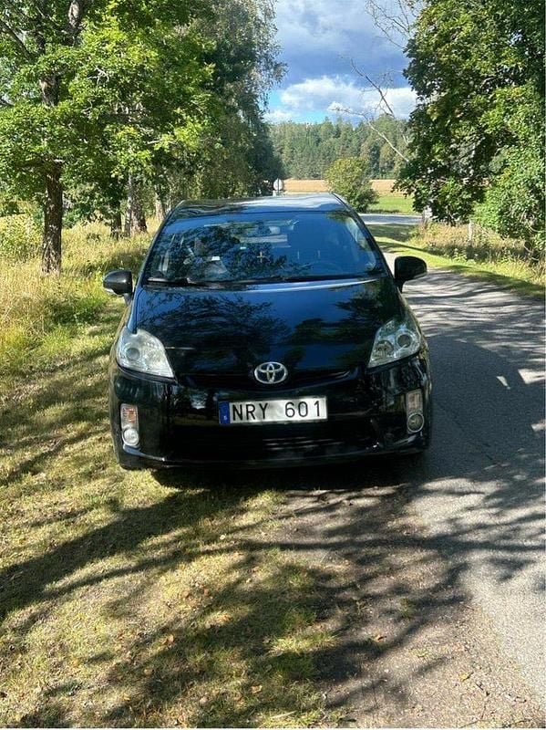 Svart Begagnad 2010 Toyota Prius Halvkombi | 89 000 kr (Marknadspris) - Bild 1/4