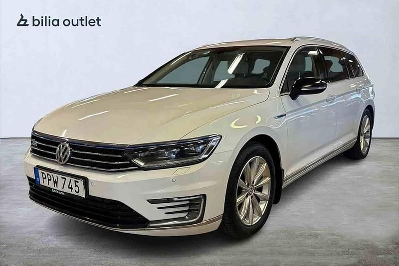 Vit Begagnad 2016 VW Passat GTE Kombi | 129 900 kr (Marknadspris) - Bild 1/1