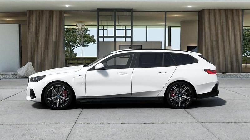 Begagnad BMW 530 M Sport 190 HK (139 kW) 2025 Mineralvit metallic Kombi