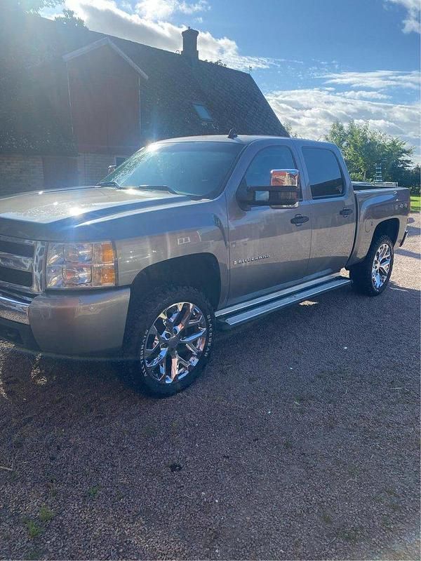 Grå Begagnad 2009 Chevrolet Silverado Sedan | 259 000 kr - Bild 1/4