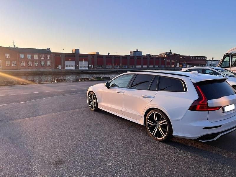 Begagnad Volvo V60 R-Design 250 HK (183 kW) 2020 Kombi