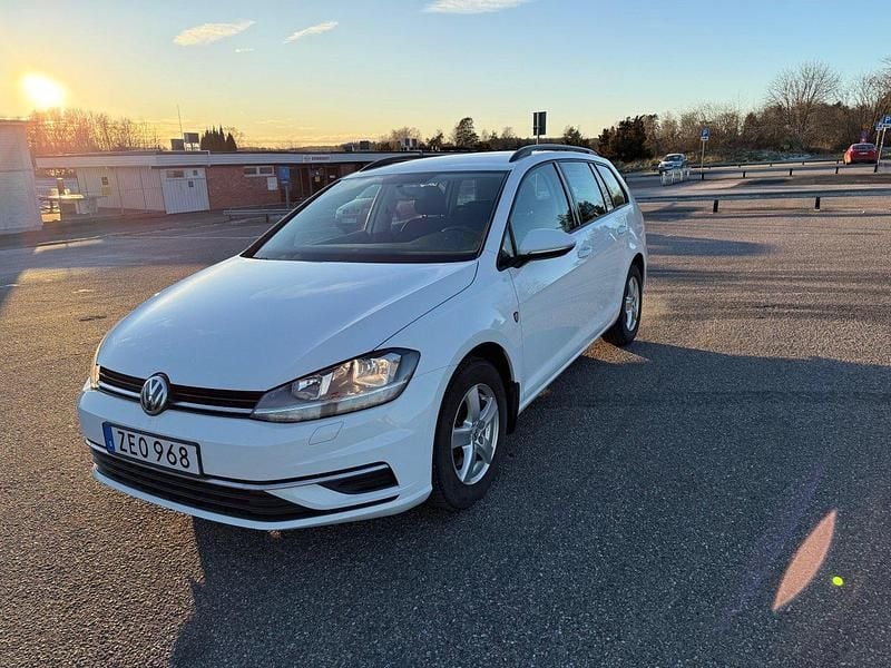 Vit Begagnad 2018 VW Golf VII Kombi | 130 000 kr (Bra pris) - Bild 1/4