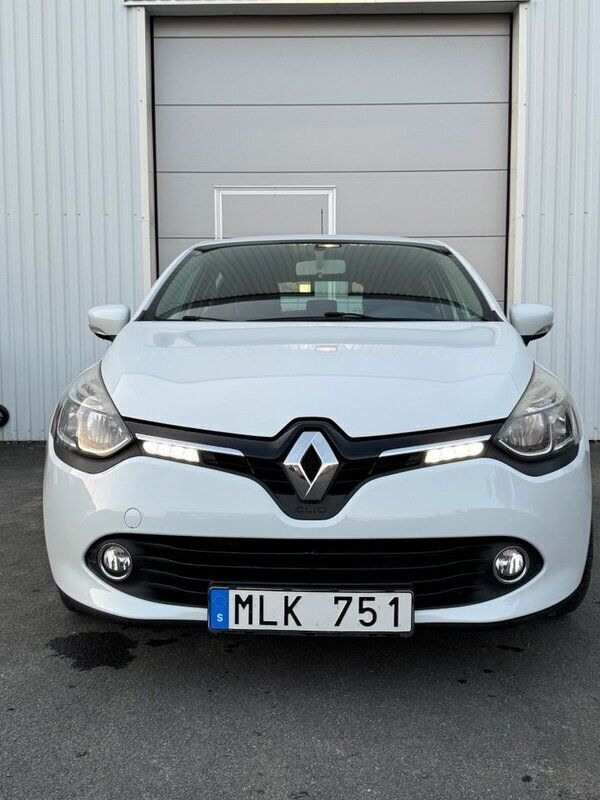 Vit Begagnad 2013 Renault Clio IV Halvkombi | 82 900 kr (Marknadspris) - Bild 1/4