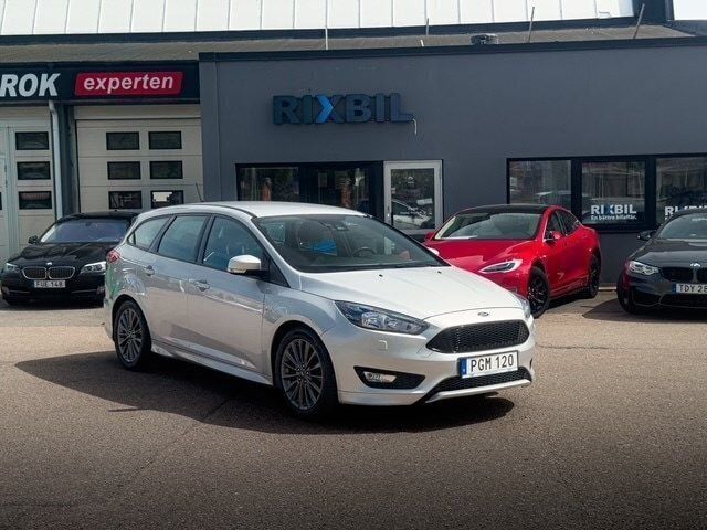 Grå Begagnad 2017 Ford Focus ST-Line Kombi | 99 900 kr (Bra pris) - Bild 1/4