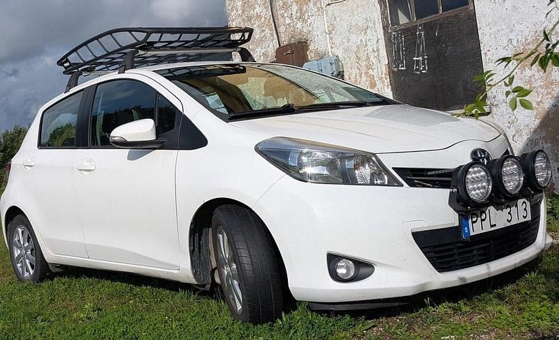 Vit Begagnad 2013 Toyota Yaris Active Halvkombi | 74 000 kr (Marknadspris) - Bild 1/4