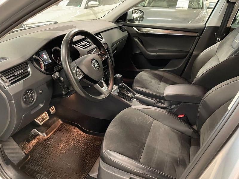 Begagnad Skoda Octavia Scout 150 HK (110 kW) 2018 Silver Kombi