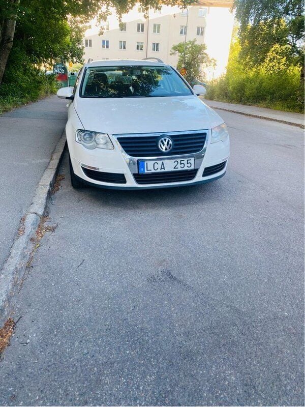 Vit Begagnad 2010 VW Passat Sportline Kombi | 32 900 kr (Marknadspris) - Bild 1/4