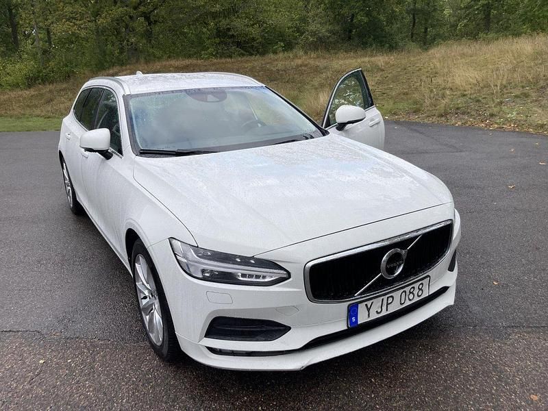 Vit Begagnad 2017 Volvo V90 Momentum Kombi | 130 000 kr (Dyr) - Bild 1/4