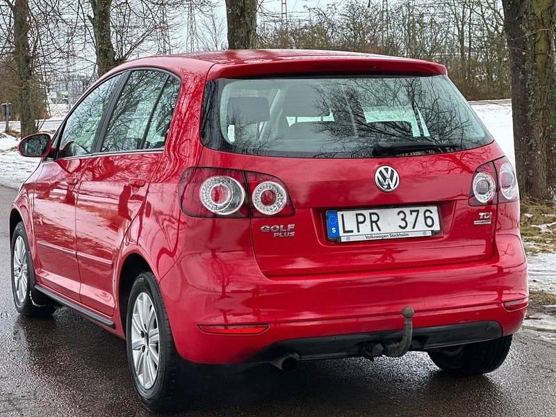 Begagnad VW Golf Plus Cross 105 HK (77 kW) 2011 Classic röd Minibuss